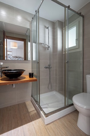 Studio Supérieur, vue partielle sur la mer | Salle de bain | Douche, articles de toilette gratuits, sÚche-cheveux
