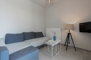 Suite Junior, 1 chambre, vue jardin | Coin séjour | Télévision, lecteur de DVD