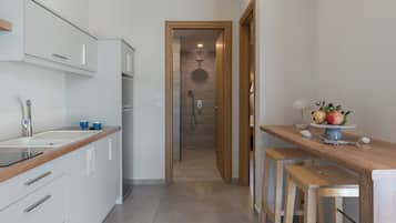 Suite junior, 1 habitación, vista al jardín | Cocina privada | Refrigerador, parrilla de estufa y cafetera y tetera