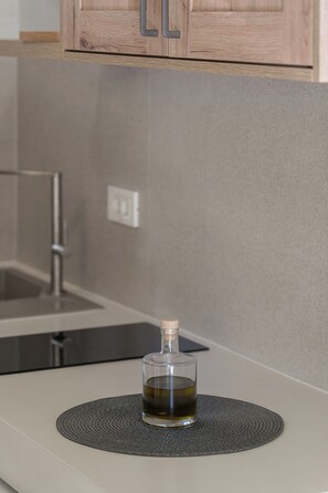 标准开间, 部分海景 | 私人厨房 | 冰箱、炉灶、茶具/咖啡用具、厨具/餐具