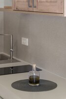 Refrigerador, placa de cocina, cafetera/tetera, utensilios de cocina