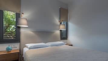 Suite superior, 2 habitaciones, vista al jardín | Caja de seguridad en la habitación y insonorización