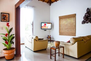31-inch LED TV with cable channels, TV - Pousada Bemtevi em Búzios (Búzios)