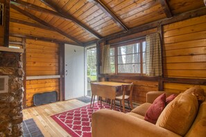 Cabin, 2 Bedrooms (4) | Living area