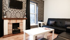 อพาร์ทเมนท์, 2 ห้องนอน (5 Adults) | บริเวณนั่งเล่น | ทีวี 20 นิ้ว พร้อมช่องเคเบิล