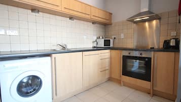 Apartment, 2 Bedrooms (4 Adults) | Private kitchen | Fridge, microwave, oven, stovetop