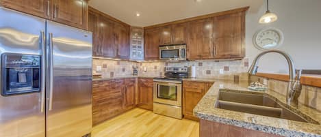 Luxury Townhome, 2 Bedrooms | Private kitchen | Fridge, microwave, oven, stovetop