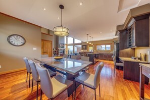 Deluxe Townhome | In-room dining - Fairmont Creek Property Rentals The Residences (Fairmont Hot Springs)