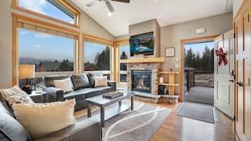 Luxury Townhome | 2 bedrooms, premium bedding, individually decorated