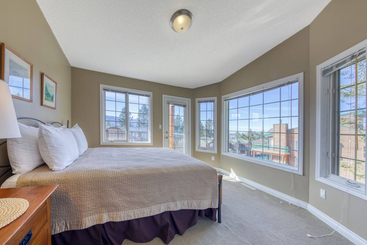 Premium Townhome | Egyptian cotton sheets, premium bedding, soundproofing