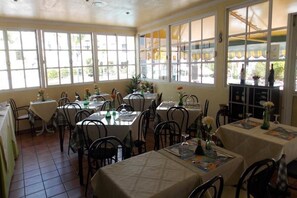 Breakfast, dinner served; Mediterranean cuisine, al fresco dining  - Bungalows Grimanesa (San Bartolomé de Tirajana)