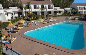 Utomhuspool, parasoller och solstolar