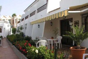 Breakfast, dinner served; Mediterranean cuisine, alfresco dining  - Bungalows Grimanesa (San Bartolomé de Tirajana)