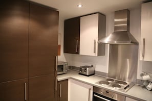 Geladeira, micro-ondas, fogão, cooktop