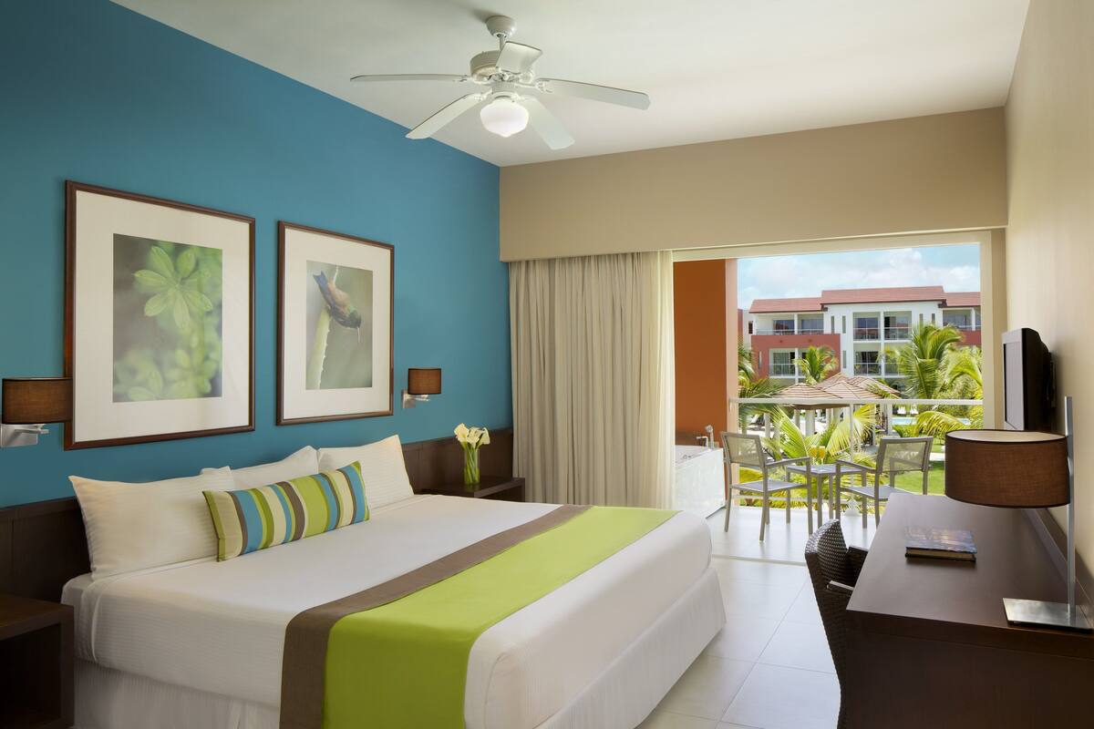 Deluxe Garden View King bed (Resort Access to Now Larimar) | 高級寝具、ミニバー (無料)、セーフティボックス (室内)、デスク