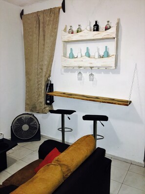 Appartamento Deluxe, 2 camere da letto, vista giardino | Soggiorno | TV a schermo piatto