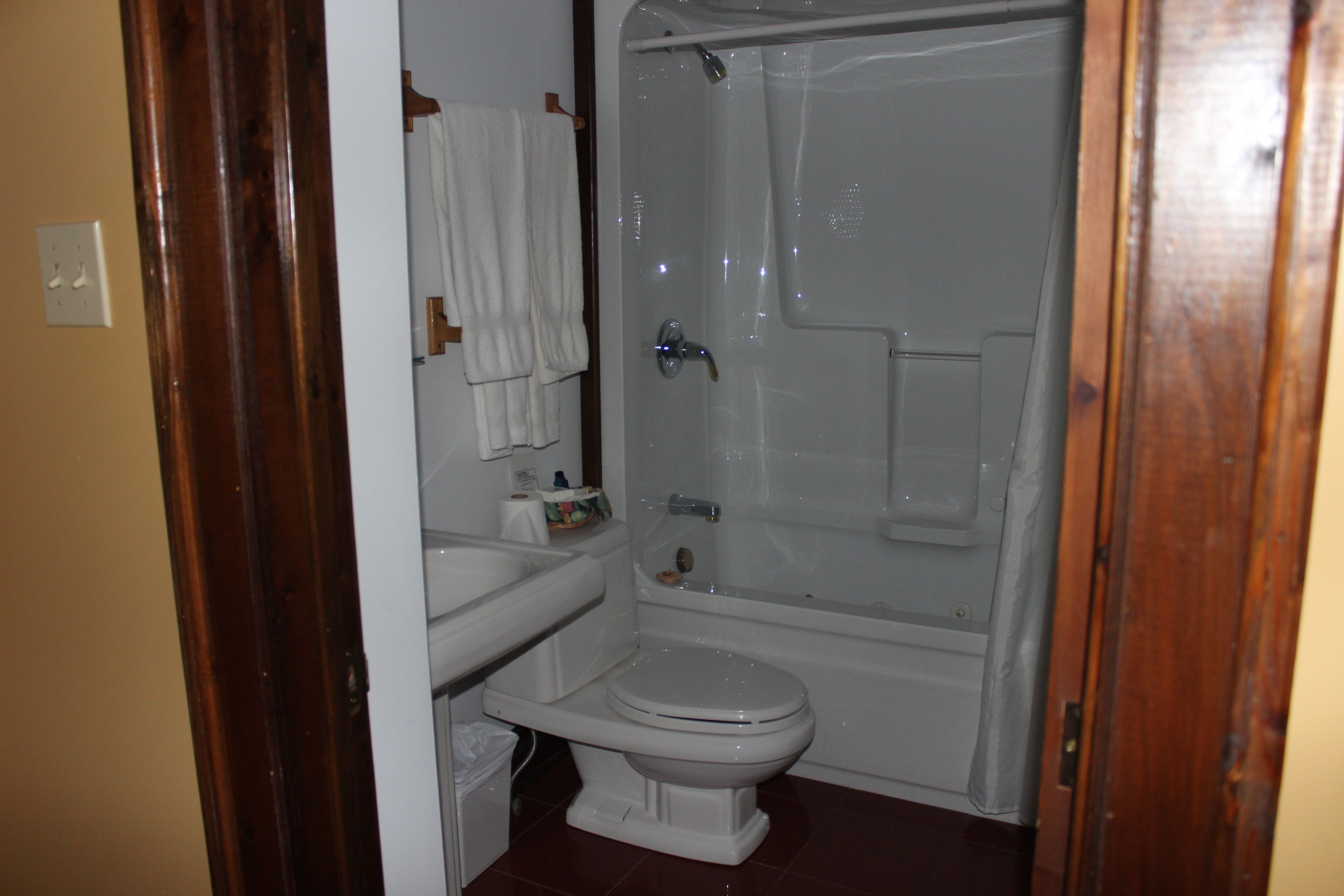 Camera, 1 letto king | Bagno | Combinazione doccia/vasca, set di cortesia gratuito, asciugacapelli