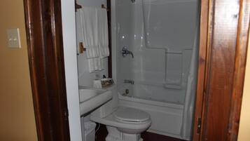 Camera, 1 letto king | Bagno | Combinazione doccia/vasca, set di cortesia gratuito, asciugacapelli