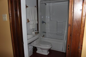 Bañera con ducha, artículos de tocador gratuitos, secador de pelo