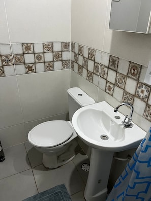 Shower, free toiletries, towels