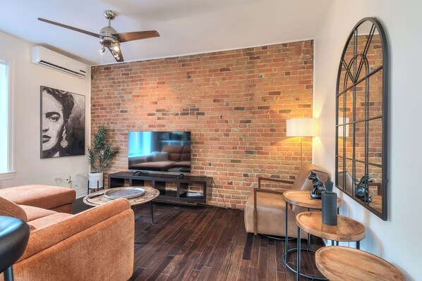 Apartamento, 2 quartos | Área de estar | TV de tela plana