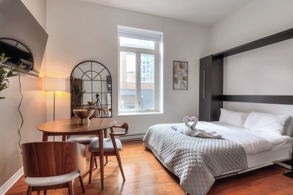 Studio | Premium bedding, desk, soundproofing, iron/ironing board - Apartment & Studio (Montreal)
