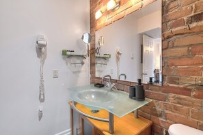 Apartamento, 2 quartos | Banheiro | Produtos de toalete grátis, secador de cabelo, toalhas de banho 