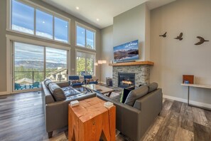 Premium Cabin | Living area - Fairmont Creek Property Rentals Vacation Homes (Fairmont Hot Springs)