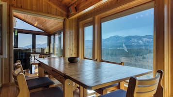 Luxury Cabin | In-room dining