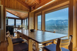 Luxury Cabin | In-room dining - Fairmont Creek Property Rentals Vacation Homes (Fairmont Hot Springs)
