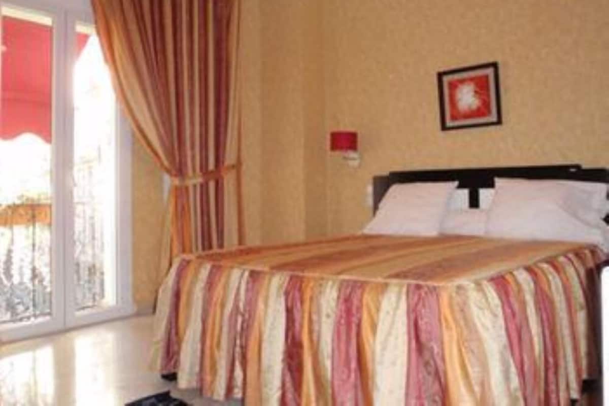 Minibar, desk, blackout drapes, WiFi (free)