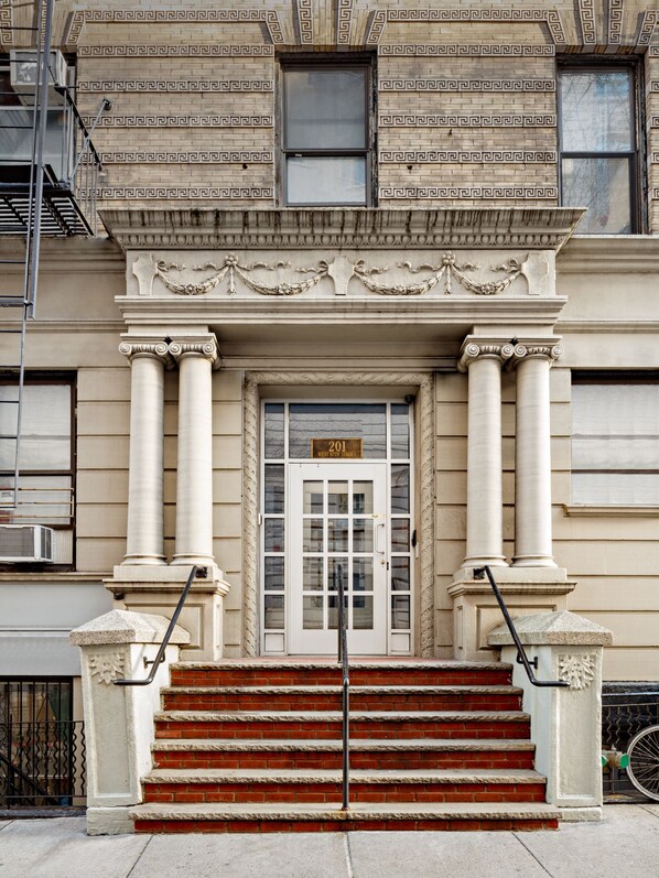 Property entrance - Central Park West Hostel (New York)