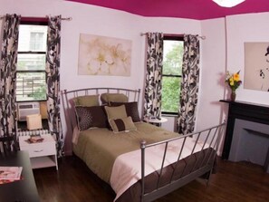 Chambre Standard, 1 très grand lit, salle de bains privée | Bureau, rideaux occultants, fer et planche à repasser, Wi-Fi gratuit