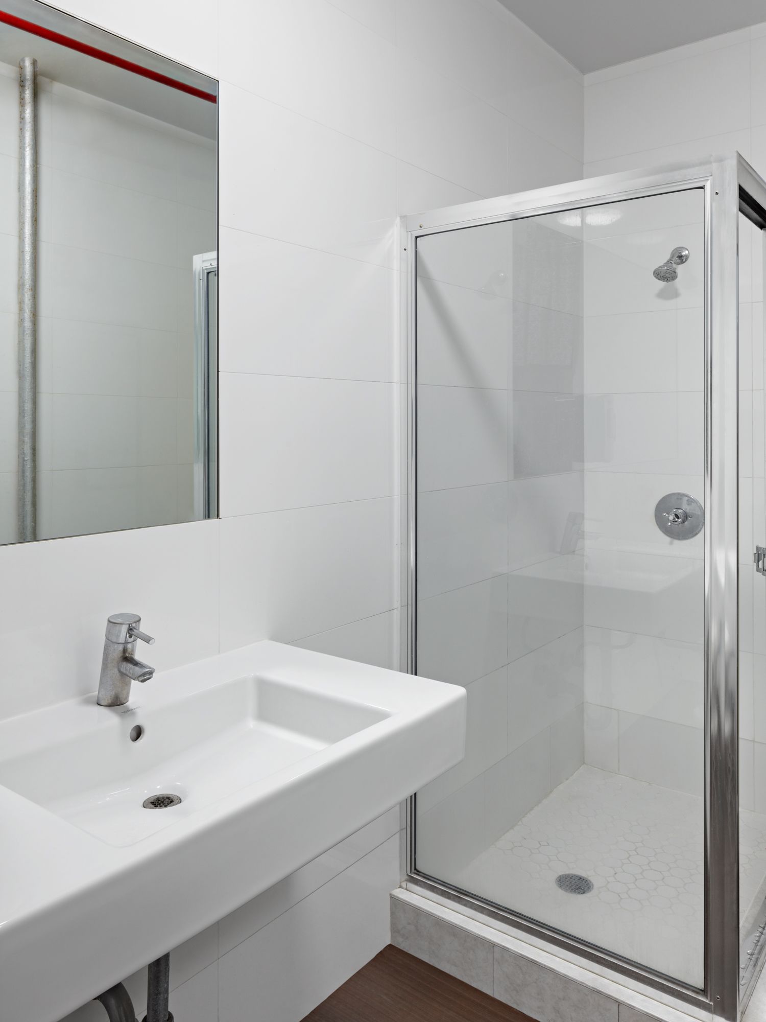 Standard Room, 1 King Bed, Private Bathroom | Bathroom | Free toiletries, towels