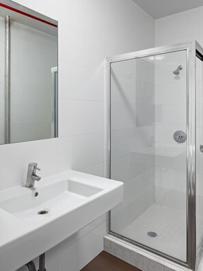 Standard Room, 1 King Bed, Private Bathroom | Bathroom | Free toiletries, towels - Central Park West Hostel (New York)