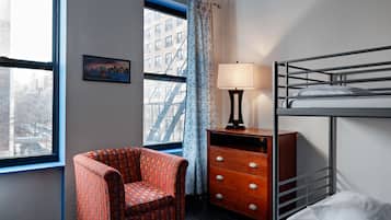 Asrama Umum (1 Bunk Bed in 4 Bed Shared Dorm) | Meja kerja, tirai kedap cahaya, setrika/meja setrika, dan Wi-Fi gratis