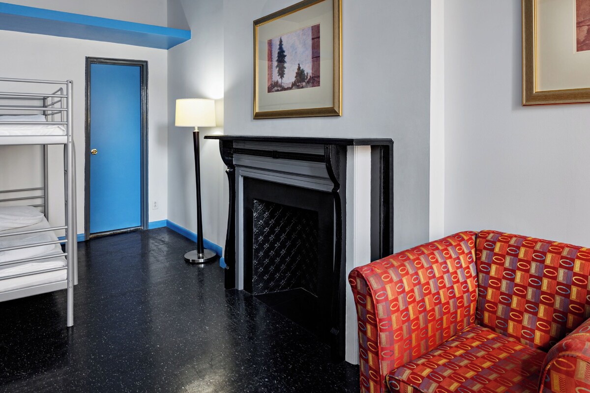 Single Bed in 2-Bed Dormitory Room with Share Bathroom