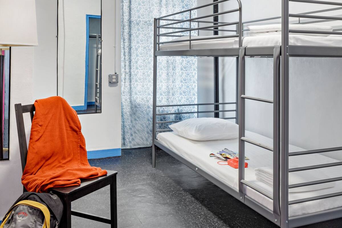 Dormitório compartilhado (1 Bunk Bed in 2 Bed Shared Dorm) | Escrivaninha, cortinas blackout, ferros/tábuas de passar roupa