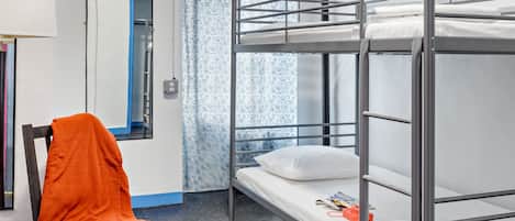 Gemeinsamer Schlafsaal (1 Bunk Bed in 2 Bed Shared Dorm) | Schreibtisch, Verdunkelungsvorhänge, Bügeleisen/Bügelbrett