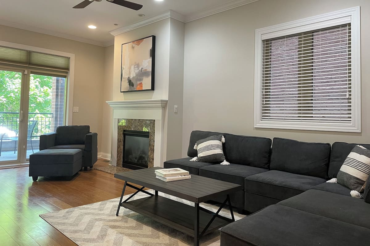 Departamento Premium | Área de sala de estar | Televisión LCD de 50 pulgadas con canales por cable y televisión