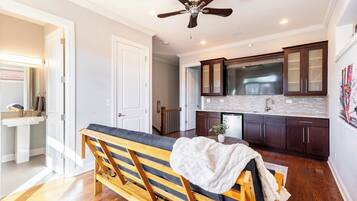Una cocina moderna con armarios de madera oscura, un refrigerador de acero inoxidable y un salpicadero de azulejos.
