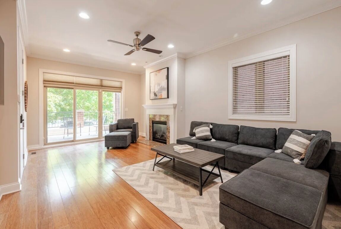 Luksushuoneisto | Oleskelualue | 50–tuumainen LCD-televisio, jossa kaapelikanavat