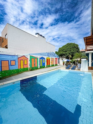 Outdoor pool, pool umbrellas, pool loungers - Hotel Pousada da Sereia (Maceió)
