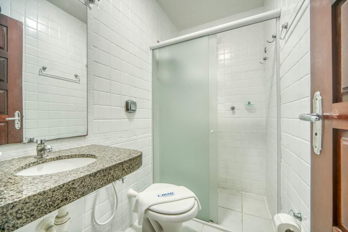 standard double room | bathroom | shower, free toiletries, towels