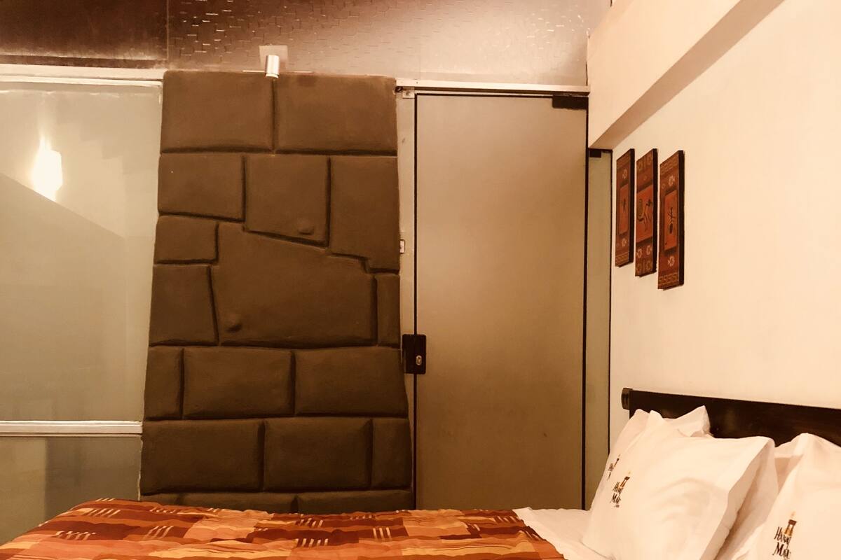 Deluxe Suite, 1 King Bed | In-room safe, free WiFi