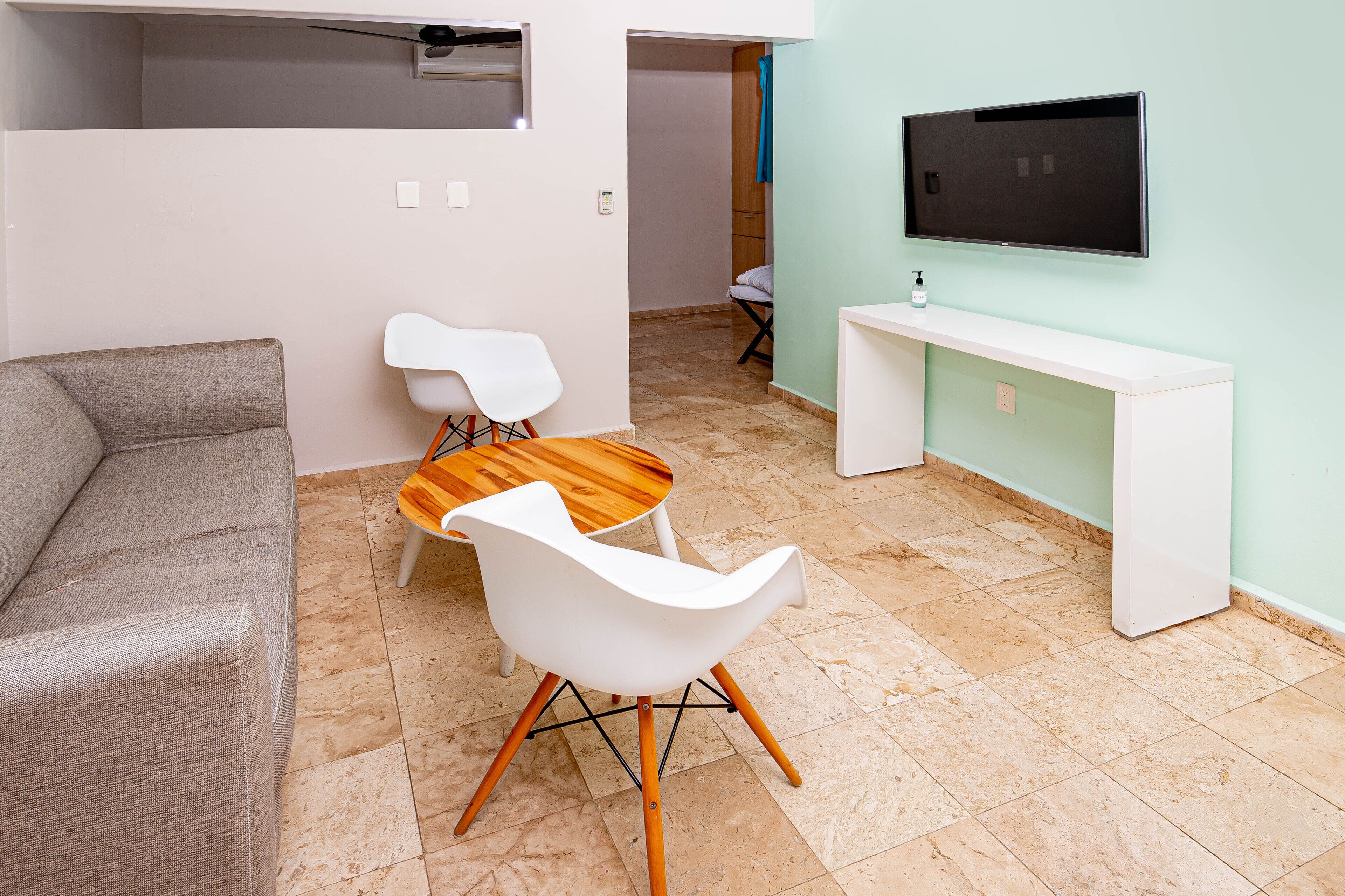 42-inch smart tv with digital channels, tv