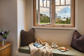 Premium bedding, down duvets, individually decorated - Arch Cape Inn and Retreat - Cannon Beach (Arch Cape)