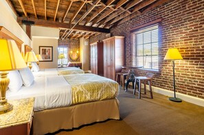Egyptian cotton sheets, premium bedding, in-room safe, desk - Jackson Park Inn, an Ascend Collection Hotel (Pulaski)