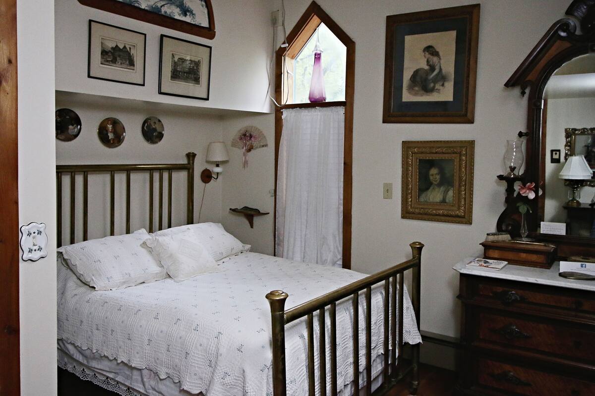 3 bedrooms, premium bedding, individually decorated, desk