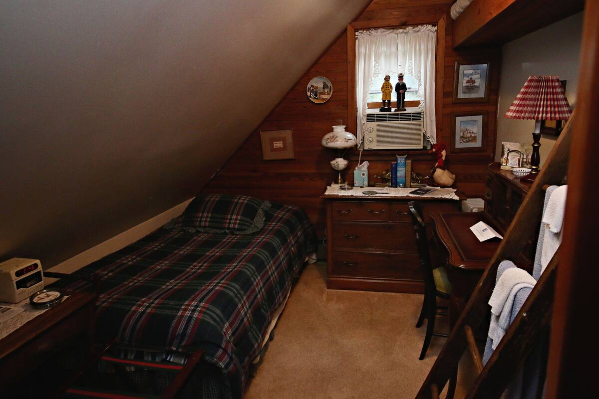 3 bedrooms, premium bedding, individually decorated, desk